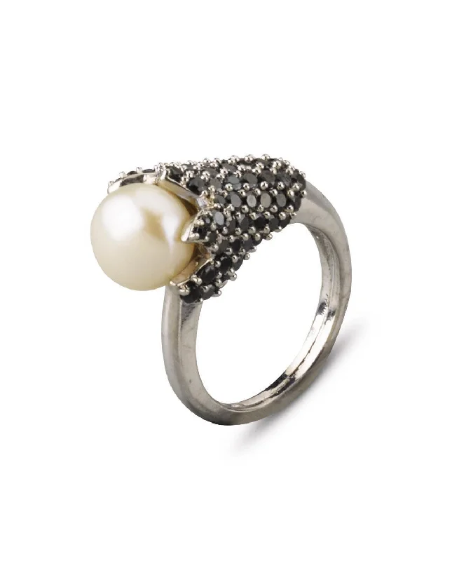 Personalized Wedding Bands For Fashion Lovers-Gorgeous Pearl Ring